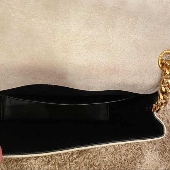 SAINT LAURENT LARGE PATENT VICKY BAG PATENT LEATHER GOLD MONOGRAM AND CHAIN. - Picture 6 of 8